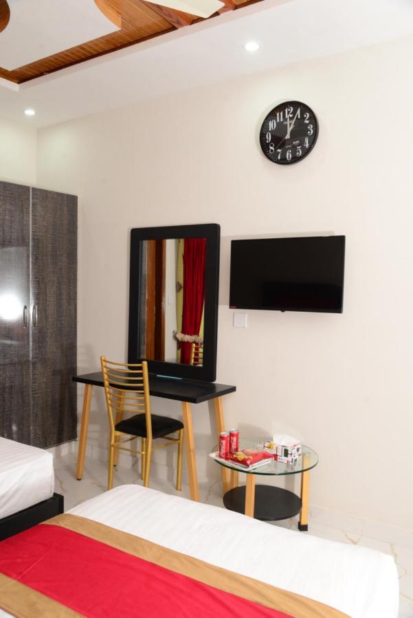 Hotel Deluxe Лахор Экстерьер фото